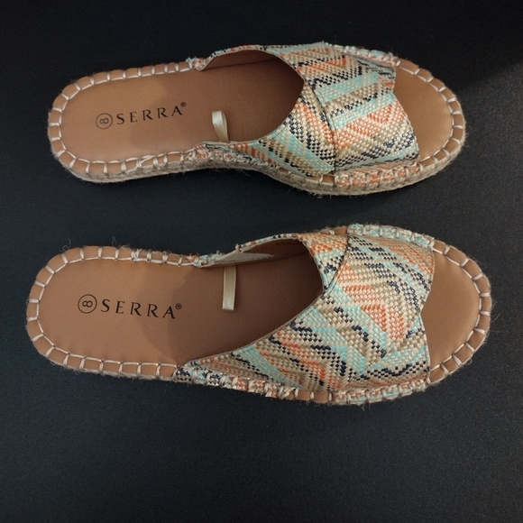 NWOT SERRA SANDALS - Picture 2 of 4